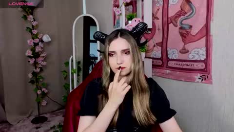 Snapshot of nocturnehuntress chatting on 06-27-26, 07:35 Alice online show from 06-27-26, 07:35