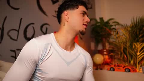 Snapshot of noha_miler chatting on 09-12-25, 08:53 kevin online show from 09-12-25, 08:53