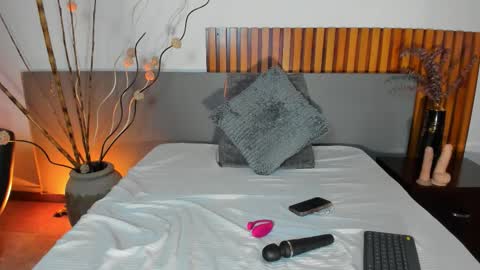 Nora Da Silva online show from 12-23-25, 12:30