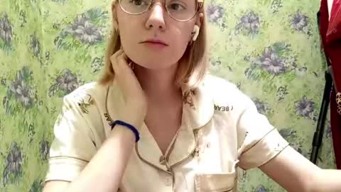 Snapshot of norinebaeza chatting on 10-27-25, 08:40 Lola online show from 10-27-25, 08:40