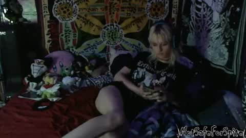 Snapshot of notsafeforspite chatting on 04-30-26, 04:30 FREAKY DRACULA online show from 04-30-26, 04:30