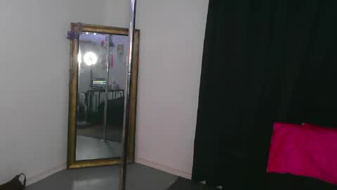 Snapshot of nouveauho3 chatting on 05-25-26, 10:05 Nouveauho3 online show from 05-25-26, 10:05