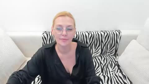 Snapshot of oeigesmik chatting on 04-17-26, 11:02 oeigesmik online show from 04-17-26, 11:02