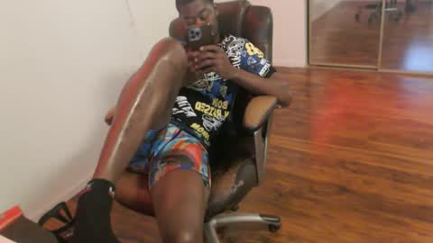 Snapshot of officialmoneyxxx chatting on 04-24-26, 04:31 Money online show from 04-24-26, 04:31