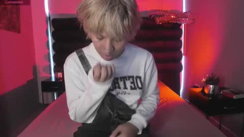 oliiverr22 online show from 12-04-25, 12:14