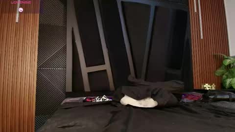 OLIVER LAURENT online show from 04-21-26, 01:42