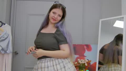 Snapshot of olivia_osuna chatting on 11-03-25, 11:44 Viva online show from 11-03-25, 11:44