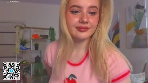 Snapshot of oliviabr0wn chatting on 10-04-25, 02:42 Olivia online show from 10-04-25, 02:42