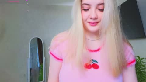 Snapshot of oliviabr0wn chatting on 05-21-26, 02:07 Olivia online show from 05-21-26, 02:07