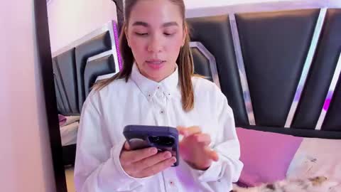 Snapshot of oliviacameron chatting on 02-28-25, 09:12 OLIV online show from 02-28-25, 09:12
