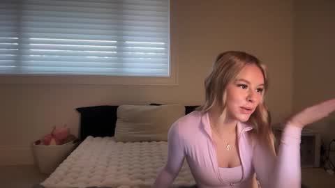 oliviacarterrr online show from 12-03-25, 08:18