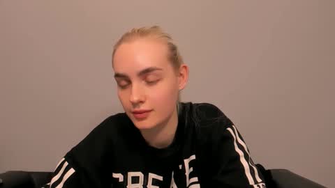 oliviaBeauty online show from 02-25-26, 07:01