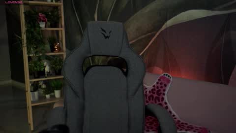 Snapshot of oliviamcclean chatting on 10-08-25, 01:03 Liv online show from 10-08-25, 01:03