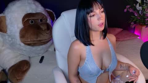 Snapshot of oliviamcneill chatting on 01-30-25, 02:06 Olivia Mcneill  online show from 01-30-25, 02:06