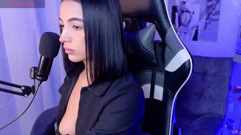 Snapshot of oliviamcneill chatting on 03-07-25, 03:19 Olivia Mcneill  online show from 03-07-25, 03:19