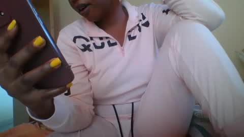 Snapshot of onlinebestie chatting on 12-18-24, 07:15 Ella online show from 12-18-24, 07:15