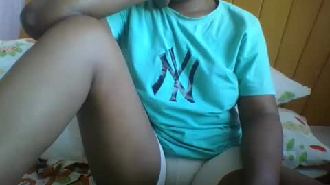 Snapshot of onlinebestie chatting on 01-18-25, 05:20 Ella online show from 01-18-25, 05:20