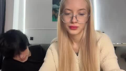 Snapshot of opiunarium chatting on 11-09-25, 05:55 Bella and John online show from 11-09-25, 05:55