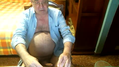 Snapshot of oscarw chatting on 05-20-26, 02:45 Oscar online show from 05-20-26, 02:45