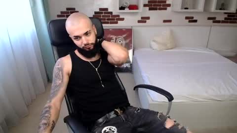 Snapshot of oscarwills chatting on 05-25-26, 04:40 OscarWills online show from 05-25-26, 04:40