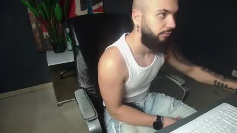 Snapshot of oscarwills chatting on 06-15-26, 04:15 OscarWills online show from 06-15-26, 04:15