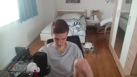 OverkneeBabe online show from 03-10-26, 07:46