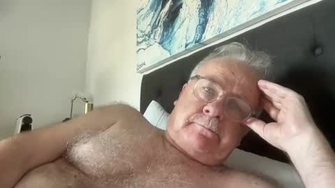 Snapshot of ozhairybearxxxx chatting on 12-12-24, 03:43 ozhairybearxxxx online show from 12-12-24, 03:43