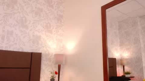 paolagh_ online show from 11-19-25, 03:28