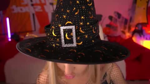 Lia online show from 10-31-25, 02:29