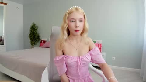 Snapshot of paradi_se chatting on 10-25-25, 08:33 Melena online show from 10-25-25, 08:33