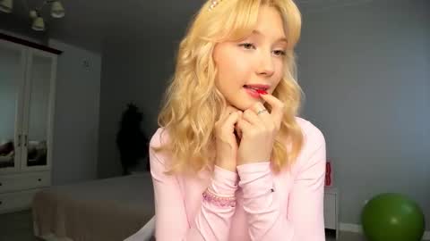 Snapshot of paradi_se chatting on 11-13-25, 08:24 Melena online show from 11-13-25, 08:24