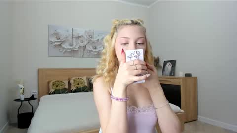 Snapshot of paradi_se chatting on 11-18-25, 08:52 Melena online show from 11-18-25, 08:52