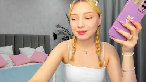 Snapshot of paradi_se chatting on 01-09-26, 08:28 Melena online show from 01-09-26, 08:28