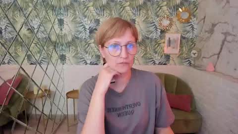 Snapshot of paris_cherry chatting on 05-30-26, 06:05 Paris online show from 05-30-26, 06:05