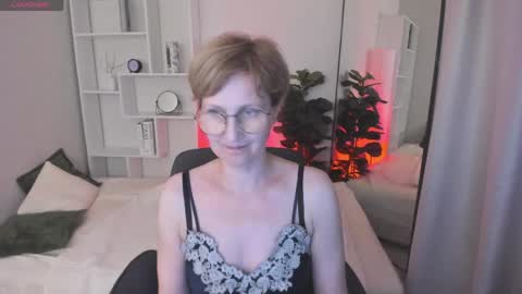 Snapshot of paris_cherry chatting on 06-07-26, 04:49 Paris online show from 06-07-26, 04:49