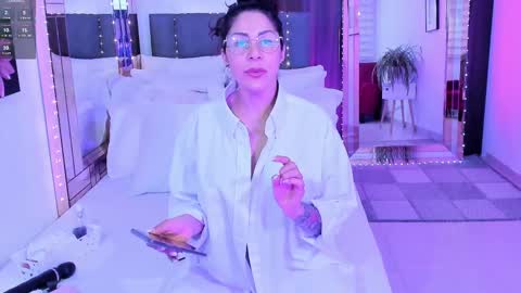 Snapshot of paris_dumont chatting on 03-09-25, 03:32 Mia online show from 03-09-25, 03:32