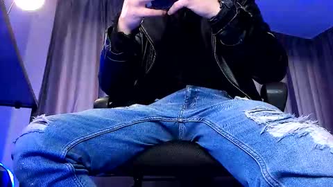 Paris online show from 03-18-26, 05:54