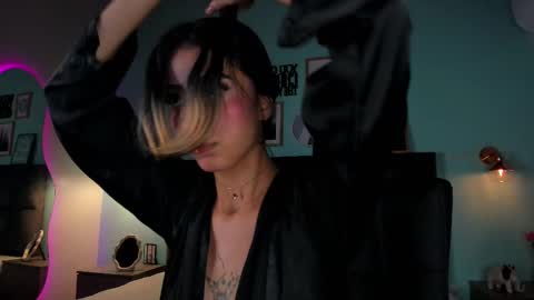 PARIS online show from 02-12-25, 01:41