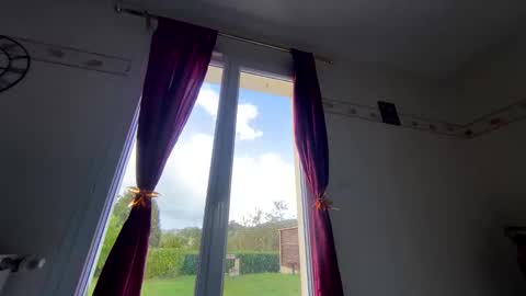 pascalou02 online show from 10-05-25, 12:14