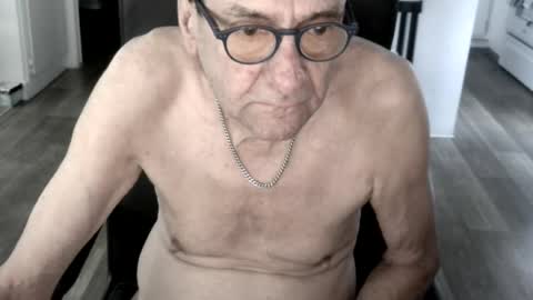 Snapshot of pastelito76 chatting on 08-04-26, 01:42 Bob online show from 08-04-26, 01:42