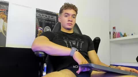 Snapshot of paul_george212 chatting on 05-16-26, 01:21 Paull George online show from 05-16-26, 01:21