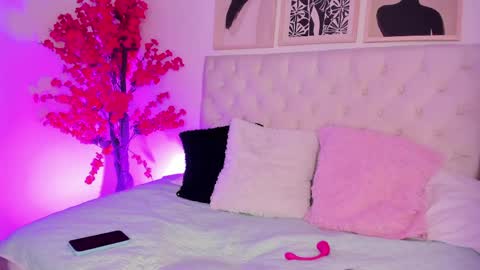 paula_hills_ online show from 04-16-26, 10:27