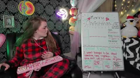 ArtsyHeartsyy online show from 12-26-24, 02:01