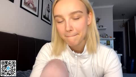 Lola online show from 10-20-25, 01:22