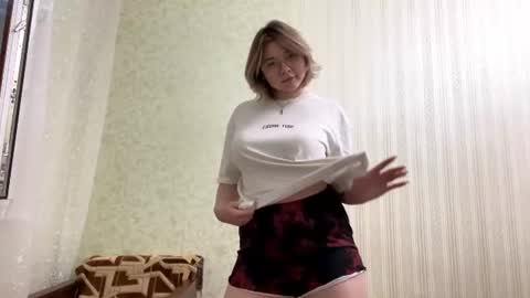 Snapshot of peachpufff chatting on 06-30-26, 06:09 Molly online show from 06-30-26, 06:09