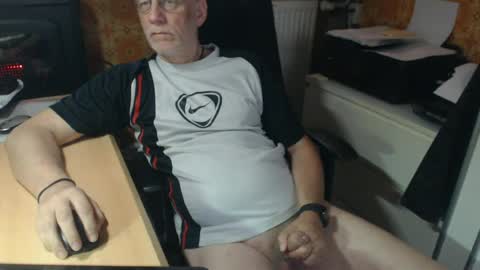 Snapshot of pemue65 chatting on 07-17-26, 07:04 Pemue65 online show from 07-17-26, 07:04