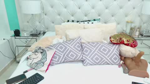 Penelope Laurent online show from 01-15-25, 03:18