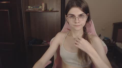 Snapshot of peralez_f chatting on 12-19-24, 05:29 Farida online show from 12-19-24, 05:29