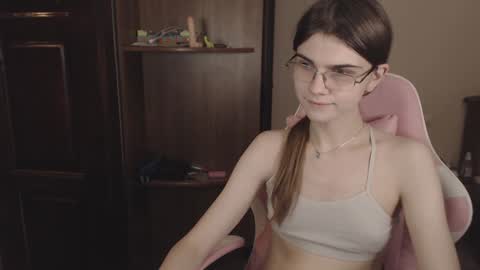 Snapshot of peralez_f chatting on 12-25-24, 03:18 Farida online show from 12-25-24, 03:18