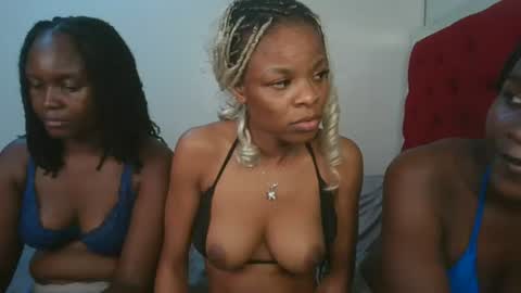Snapshot of petite_luxe1 chatting on 06-23-26, 12:58 Luxe online show from 06-23-26, 12:58